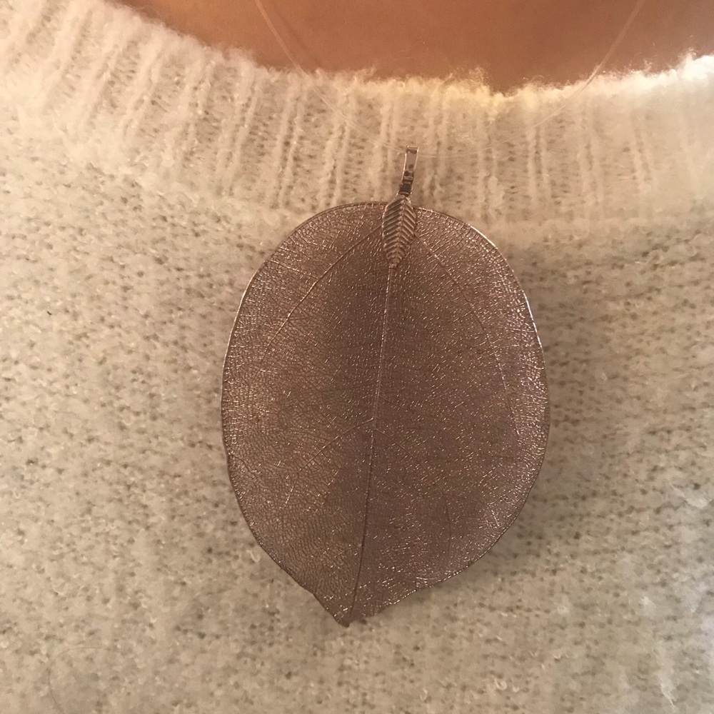 NWT Expandable Gunmetal Rose leaf necklace